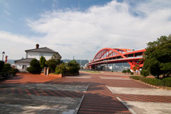 ポートアイランド北公園の神戸大橋とみなと異人館の画像