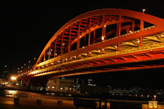 ポートアイランド北公園のライトアップされた神戸大橋の画像