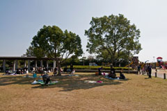 神戸総合運動公園の冒険のくにエリアのピクニック光景の画像