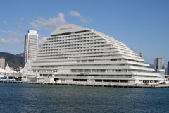 中突堤の遊覧船から見たオリエンタルホテルの画像